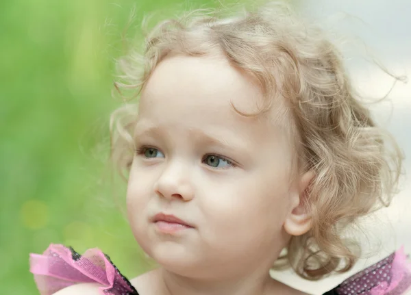 Blondes kleines Mädchen im Freien — Stockfoto