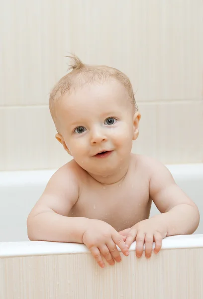 Baby in de badkamer — Stockfoto