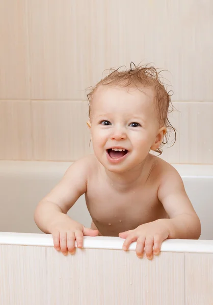Baby in de badkamer — Stockfoto