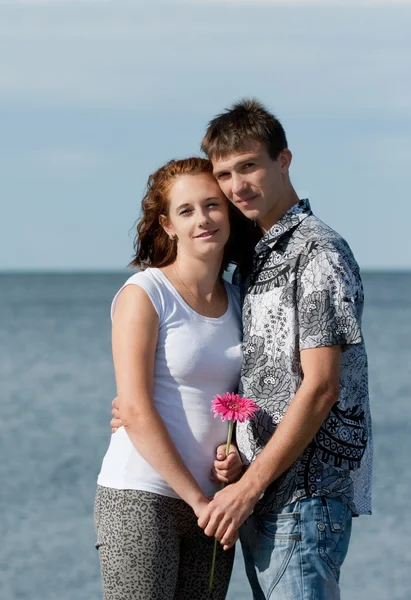 Loving young couple at sea — Stock Photo, Image