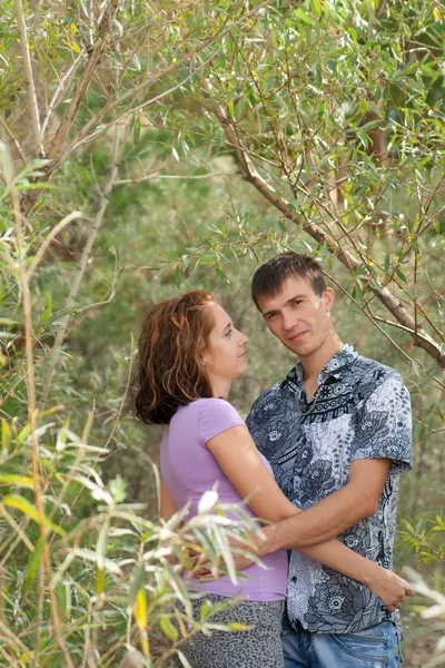 Casal amoroso está abraçando ao ar livre — Fotografia de Stock