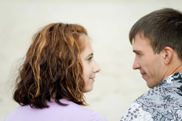 Homem e mulher estão a olhar um para o outro — Fotografia de Stock