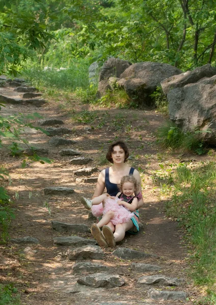 Matka i dziecko w parku — Zdjęcie stockowe