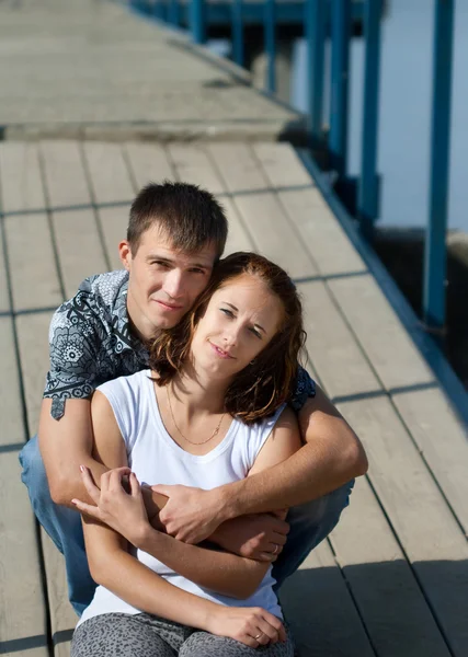 Man en vrouw op pier, camera kijken — Stockfoto