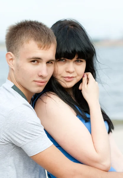 Jong koppel liefdevolle omhelst — Stockfoto