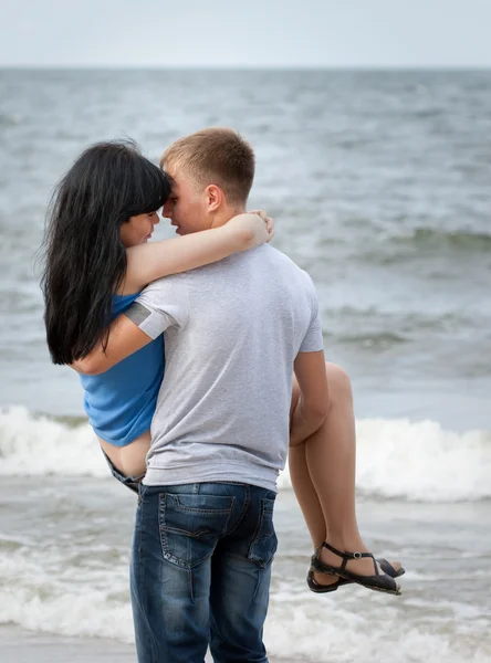 Jovem casal amoroso no mar — Fotografia de Stock