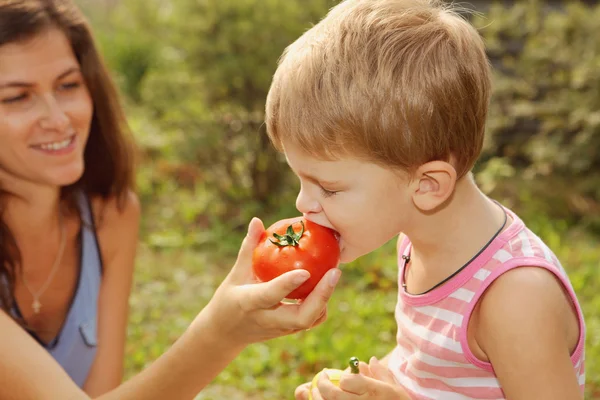 女性は彼女の息子野菜をフィードします。 — ストック写真