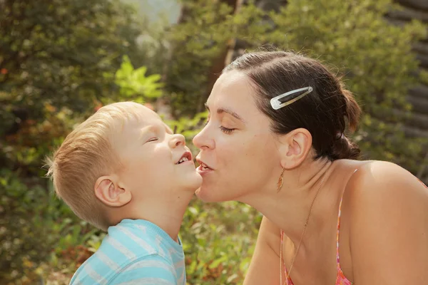 Bebê e mãe — Fotografia de Stock