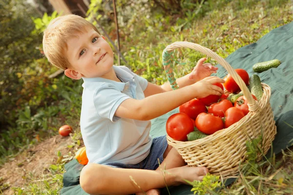 Ребенок и овощи — стоковое фото