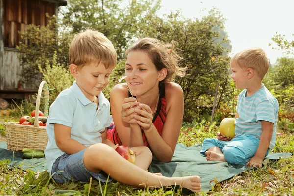 Женщина с детьми на пикнике — стоковое фото