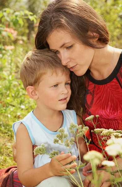 Baby and mom in the summer outdoors — Stock Photo, Image