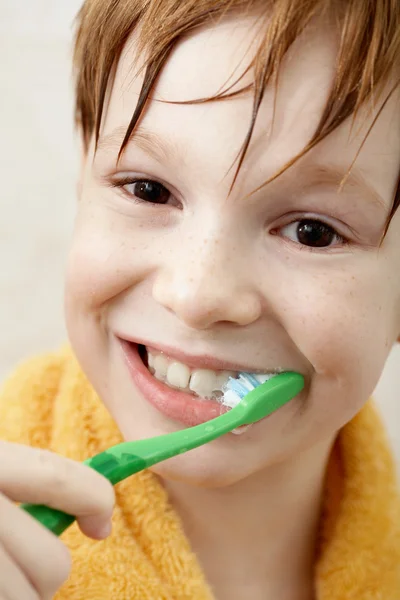 Brushing teeth — Stock Photo, Image