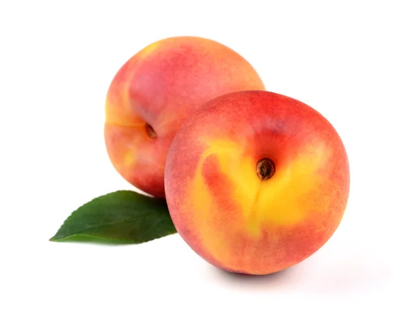 Свіжий персика фруктів з зелений лист — стокове фото