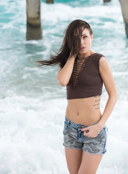 En una playa con olas . — Foto de Stock