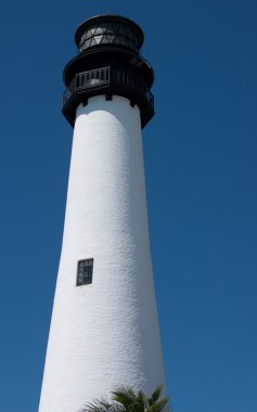 Deniz feneri açık mavi gökyüzü karşı