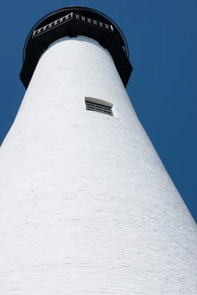 Faro contra un cielo azul claro —  Fotos de Stock