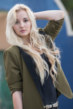 yeşil kutu üzerindeki genç kadın