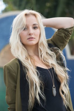 siyah ceket ve gri elbise güzel kadın.