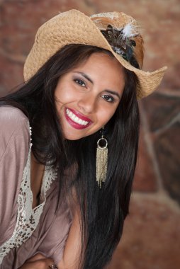 esmer modeli şapka ile.