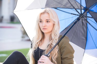 siyah ceket ve gri elbise güzel kadın.