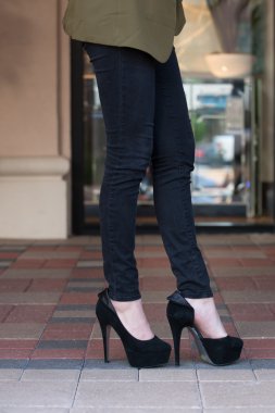 Siyah yüksek topuklu paver blok