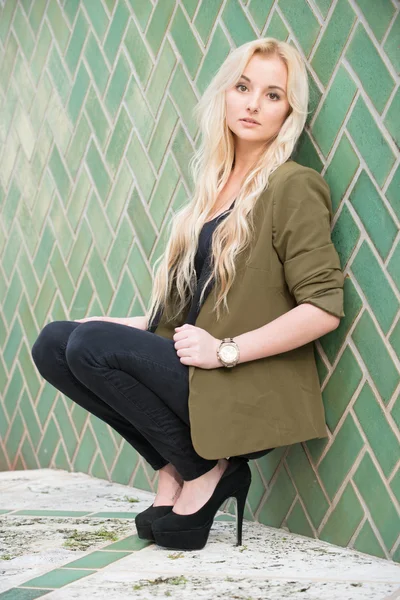 yeşil kutu üzerindeki genç kadın