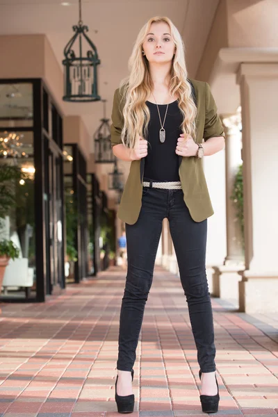 Mujer bonita en chaqueta negra y vestido gris . — Foto de Stock