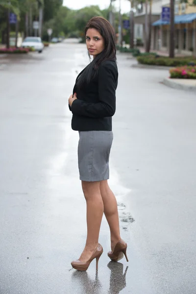 Vacker kvinna i svart jacka och grå klänning. — Stockfoto