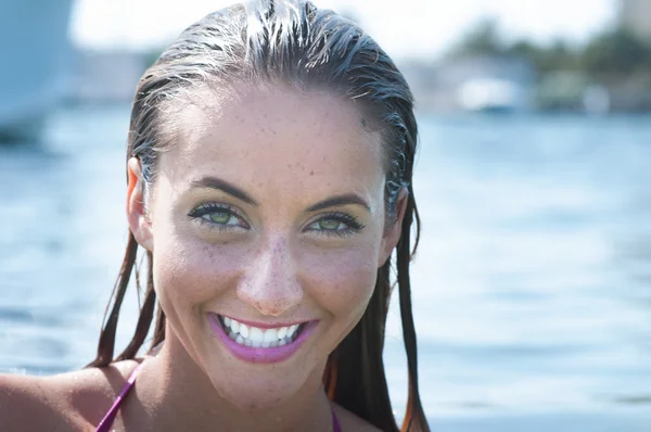 Donna sorridente sulla spiaggia — Foto Stock