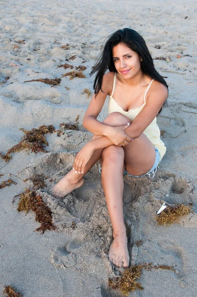 Frau Modell an einem Strand am Meer — Stockfoto