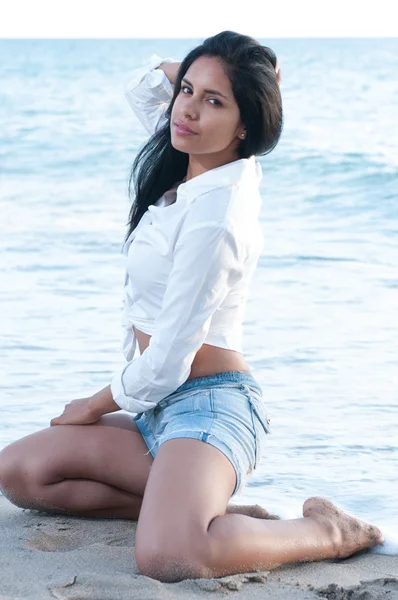 Woman model at an ocean beach — Stock Photo, Image