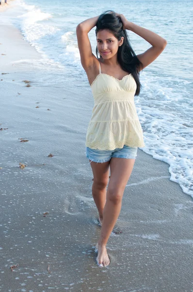 Mulher modelo em uma praia do oceano — Fotografia de Stock
