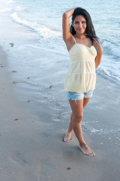 Mulher modelo em uma praia do oceano — Fotografia de Stock