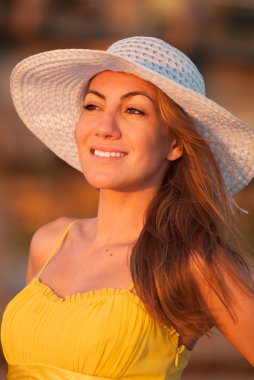 Sahilde güzel bir kadın