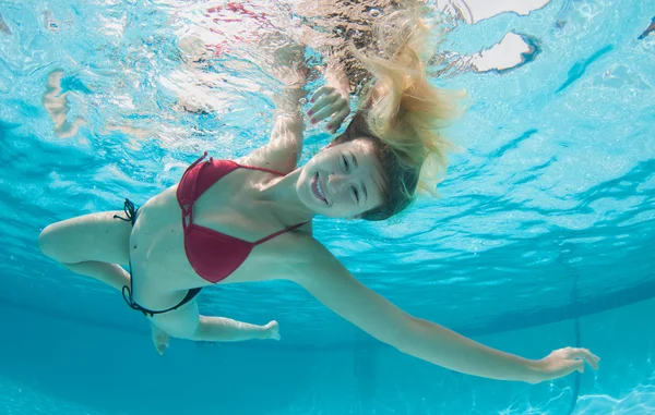 水の下で微笑んでいるモデル — ストック写真