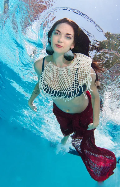Kobieta pod wodą, w niektórych głębokość — Zdjęcie stockowe