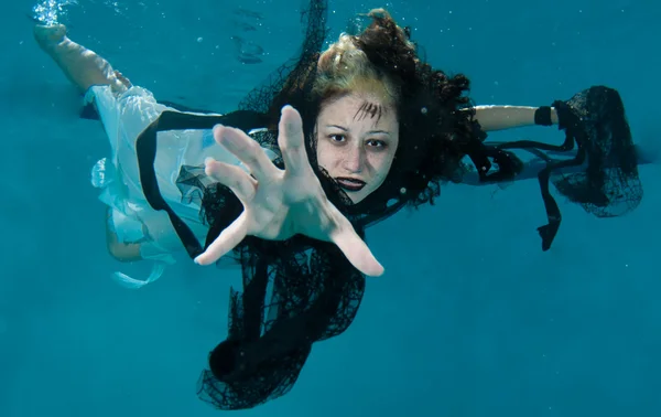 Mulher em uma piscina subaquática — Fotografia de Stock