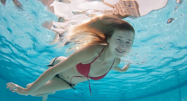 水の下で微笑んでいるモデル — ストック写真