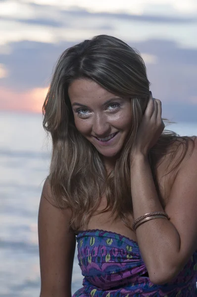 Mooie jonge vrouw op het strand — Stockfoto