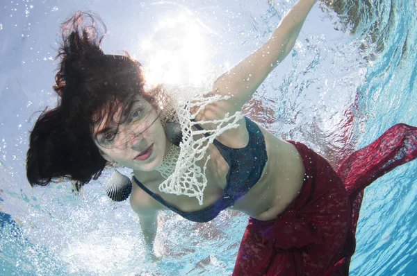 Model uśmiechający się pływanie pod wodą — Zdjęcie stockowe