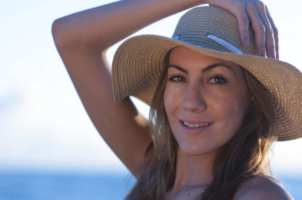 Een mooie vrouw op het strand — Stockfoto