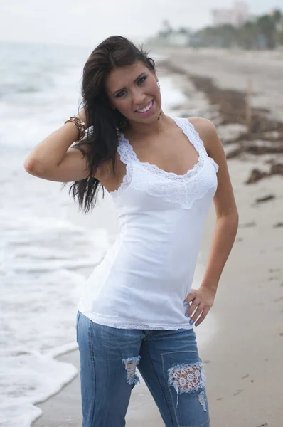 Mujer joven y bonita en la playa —  Fotos de Stock