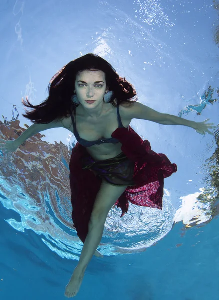 いくつかの深さで水の下で女性 — ストック写真