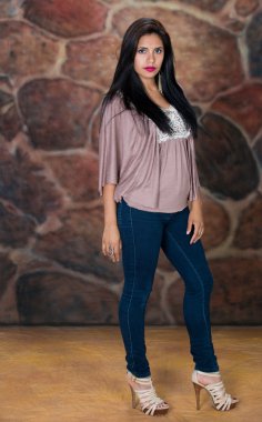 oldukça uzun siyah saçlı modeli