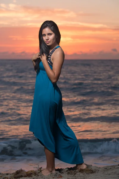 Kvinna i en blå klänning — Stockfoto