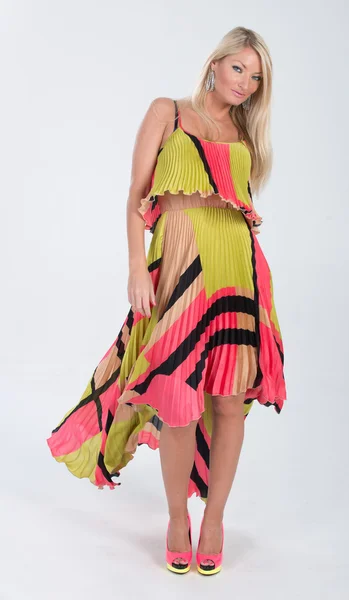 Sarışın saçlı model çok renkli elbise — Stok fotoğraf
