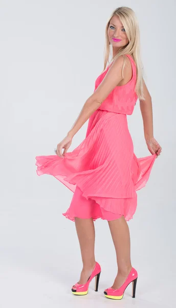 Modelo de cabelos loiros em vestido rosa babados — Fotografia de Stock