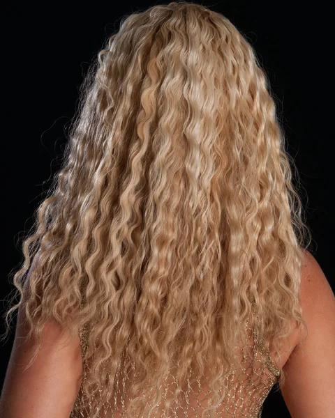 Femme aux cheveux blonds très attrayant — Photo