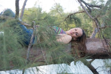 ağaç dalları arasında güzel model.