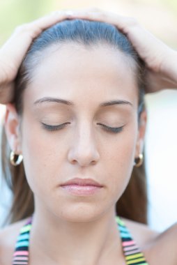 saç geri çekti ve gözleri kapalı